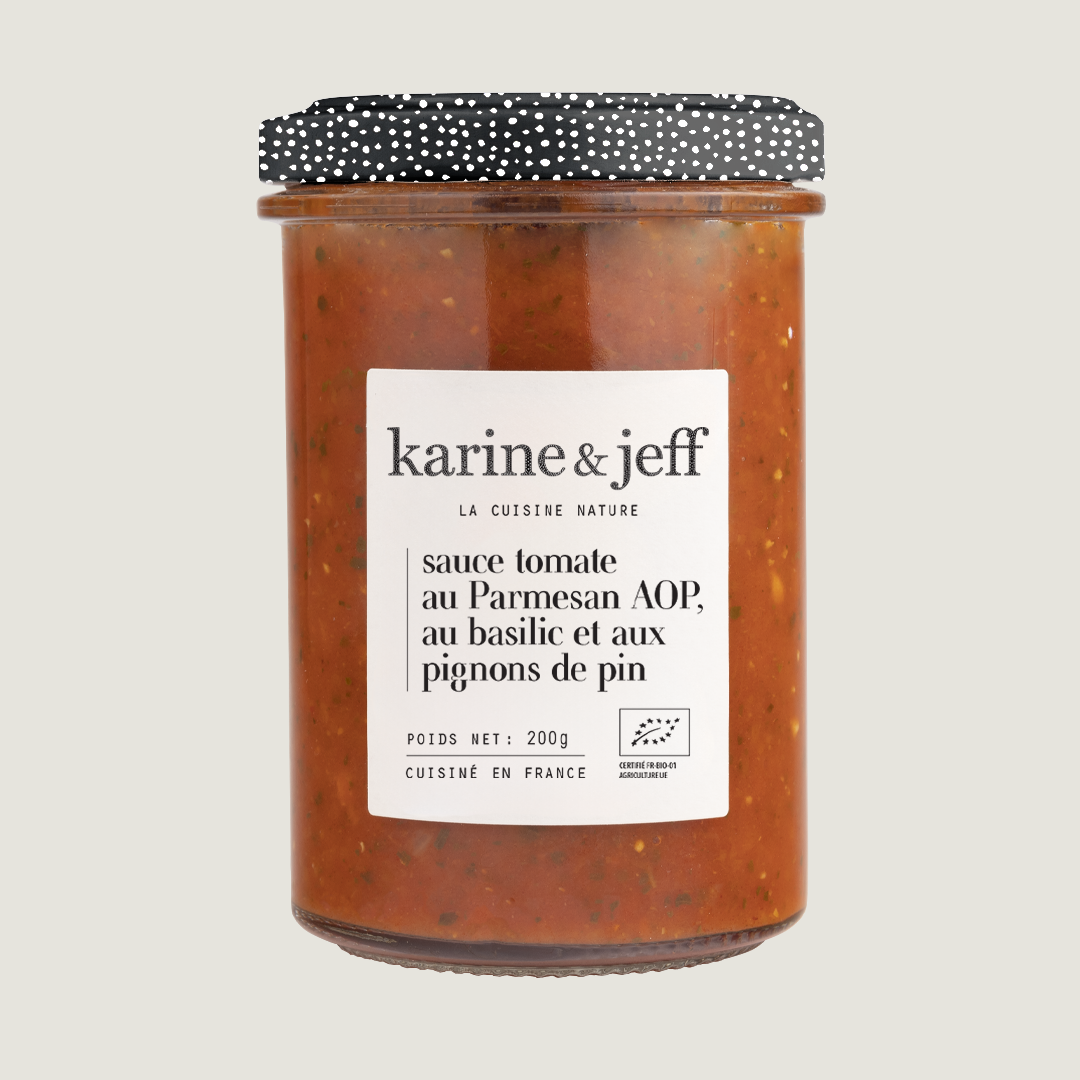Tomatensauce mit Parmesan, Basilikum und Pinienkernen