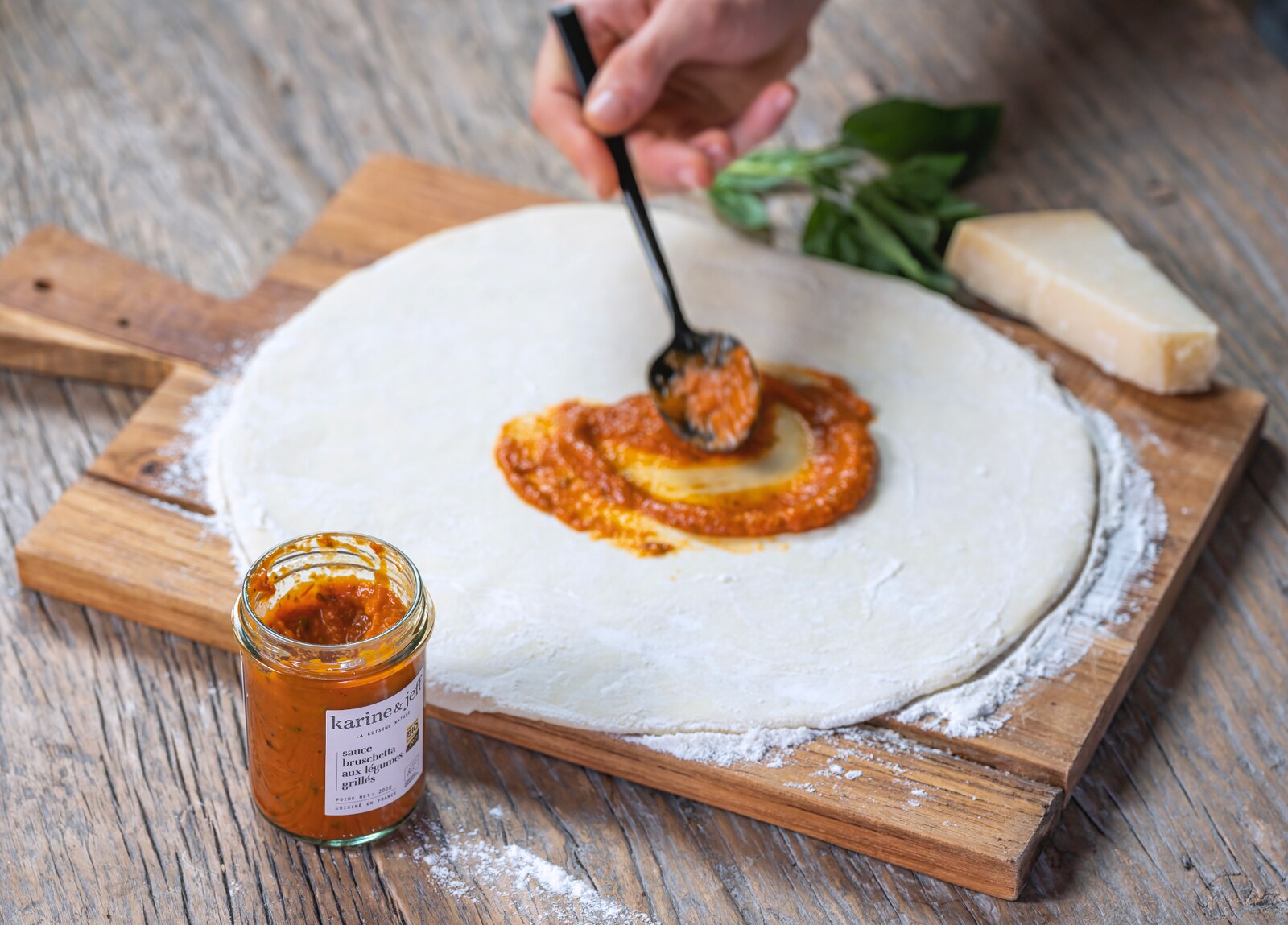 Hausgemachte Sommerpizza: gegrillte Aubergine, Rucola & Tomatensauce von Karine & Jeff